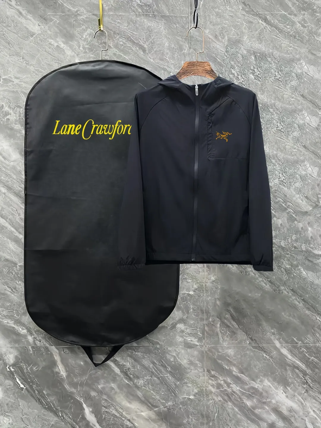 【 】 Arcteyx Training Series ！ 。 ！ Original ！ ！ ， ， ！ ！ ！DWR ！ ～ ，Breathable ， SPF PA+++50. ！ Active ， ， ， ！ ， ， ！ ， ！ ！ Classic logo ， ！ ！ ！UVCOOL ！ ！ ！ +50 。 ！ ！ ！ ！ ：Black，White， Size: S-XL